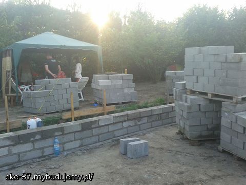 stawianie ścian fundamentowych 2