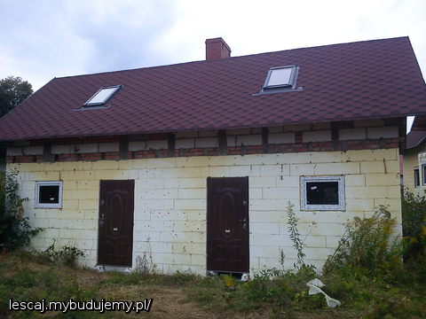 dwa pokoje pod wynajem - jak już tam zamieszkamy... Sam nałożyłem gonty bitumiczne i zamontowałem okna dachowe.