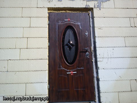drzwi wejściowe do domu