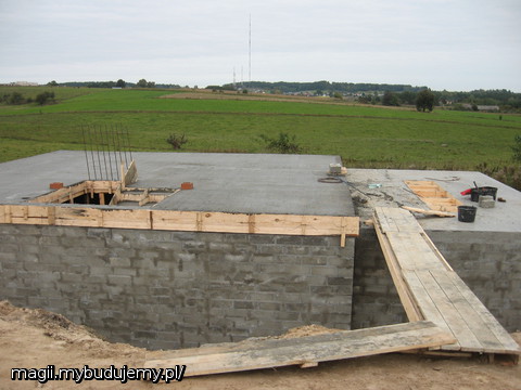 Strop nad piwnicą zalany