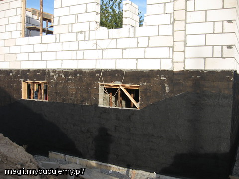 Pierwsza warstwa izolacji na ścianach jest