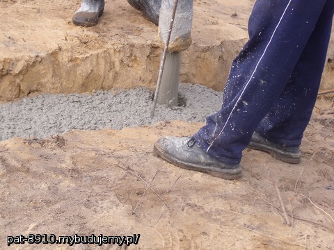 Panowie budowniczy od stóp strony, chociaż wiadomo, że beton w ławie ważniejszy... :)