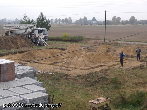 Widoczek na zalane ławy domku