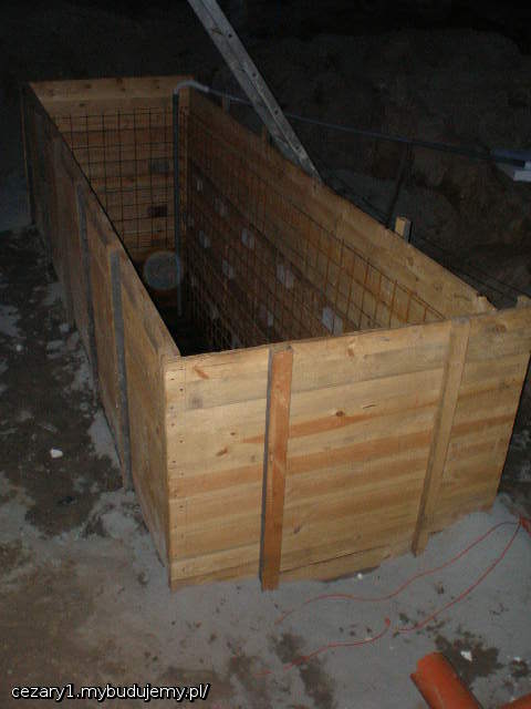 Szalunek dla oczyszczalni Bioekocent 4400 ze skrzyni robionej na zamówienie; skrzynia miała wymiary 5,2 m długość, 1,5 m szerokość i 2,5 m głębokość:) Musiałem nie za szybko jechać przywożąc ją na budowę, a i sam montaż nie był łatwy, bo szybko podchodziła woda i osuwał się grunt, ale dzięki Łukaszowi K. 