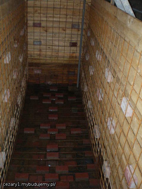 szalunek wewnątrz, już z gotowym zbrojeniem i dystansami.