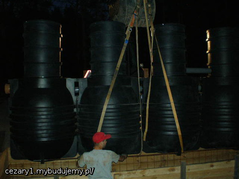 brunet wieczorową porą - czyli czarna oczyszczalnia. Tak długo zeszło ze zbrojeniami, że dopiero wieczorem wsadzaliśmy oczyszczalnię do szalunku, nie było to łatwe, bo trzeba było odpowiednio spiąć ją pasami, a te z kolei wymagały korygowania, żeby po podniesieniu oczyszczalnia była we względnym poziomie.