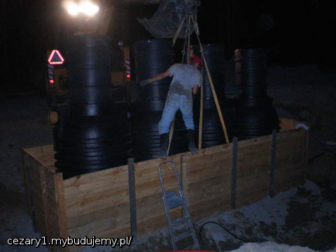 osadzanie zbiorników w szalunku c.d. inwestor we własnej skromnej osobie balansuje na krawędzi szalunku korygując cały czas położenie zbiorników:)