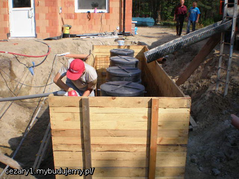 cały czas do momentu zalania betonem była odsysana woda gruntowa z szalunku za pomocą moto-pompy, która nieustannie do niego napływała - masakra z tym była:)