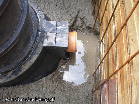 miejsca przyłączy nie zostały zabetonowane, ale w czasie przerwy w dostawie drugiej partii betonu zrobiłem otwory w szalunku i osłony z rur PVC o większej średnicy niż przyłącza dla zabezpieczenia przed betonem.