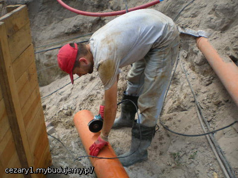 docinam rury na osłony w szalunku dla dopływu i odpływu ścieków.