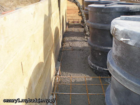 góra zbrojenia ścianek bocznych została przycięta i dołożyłem zbrojenie górne w poprzek szalunku we wszystkich miejscach między zbiornikami oczyszczalni i na jej końcach, a na zdjęciu już zalewa je beton.