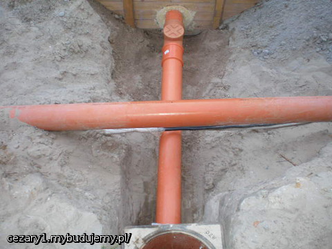 tu już podłączony dopływ ścieków od domu od studzienki rewizyjnej do oczyszczalni.