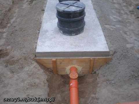 dopływ ścieków i oczyszczalnia po rozebraniu części szalunku.