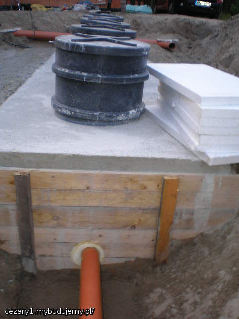 zamontowany odpływ ścieków i widok na kominy oczyszczalni wystające z betonu:)