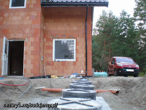 widok na oczyszczalnię w kierunku na dom od strony ogrodu.