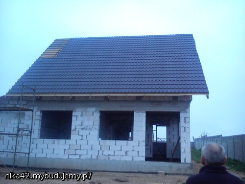 Blacho-dachówka nareszcie się doczekała i trafia na swoje miejsce docelowe czyli na dach....