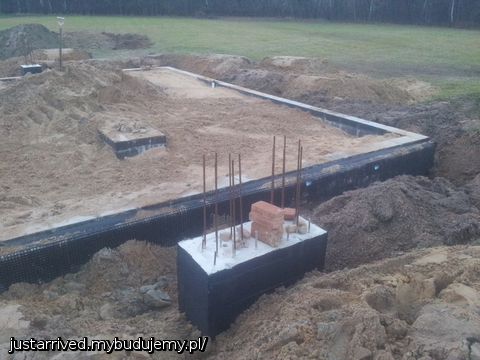 zasypane piaskiem i obsypane piaskiem/ziemia do okola budynku przed zima