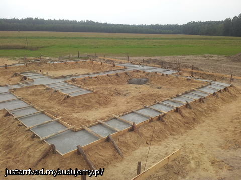 ława fundamentowa powiększona do 80cm, całość połączona z fundamentem pod słupki - bez przerwy/dziury  która jest w projekcie.