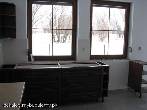 szafki pod oknami