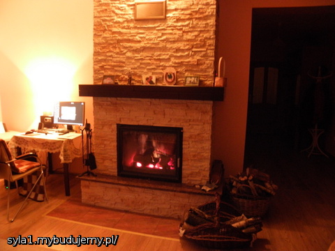 Kominek z płaszczem wodnym - rozpalony , ciepło w całym domu,