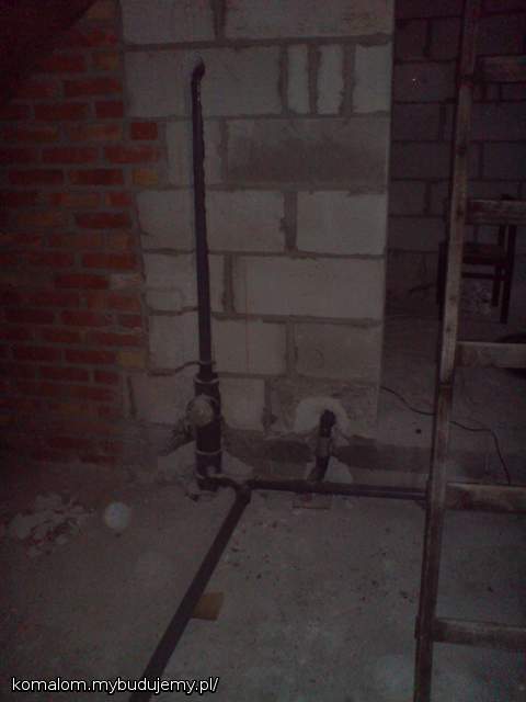 instalację wodną i kanalizację