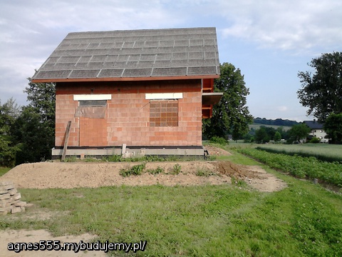 Macie jakiś pomysł na ten taras? Sypać jeszcze do góry czy macie może jakieś inne lepsze rozwiązanie. Bo szczerze mówiąc nie wiem co dalej z tym robić.