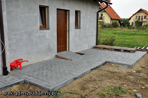 Zrezygnowaliśmy z wyłożenia kostką podjazdu z drogi (położymy tłuczeń) i położyliśmy ją przed kotłownią.