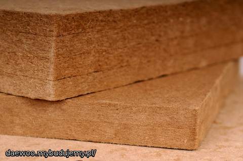 Nowoczesne, ekologiczne rozwiązanie w izolacji budynków - płyty  izolacyjne Thermoblok Premiera, wykonane z naturalnego włókna drzewnego. Stosowane są do wykonania dociepleń ścian, stropów, dachów, podłóg jak również w ocieplaniu ścian zewnętrznych. Dzięki wysokiej pojemności cieplnej zatrzymują ciepło  zimą i zapobiegają nadmiernemu nagrzewaniu pomieszczeń latem. Płyty Thermoblok są nowoczesne, w pełni naturalne, energooszczędne, lekkie i łatwe w montażu. Ponadto posiadają znakomite parametry izolacji akustycznej.