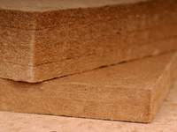 Nowoczesne, ekologiczne rozwiązanie w izolacji budynków - płyty  izolacyjne Thermoblok Premiera, wykonane z naturalnego włókna drzewnego. Stosowane są do wykonania dociepleń ścian, stropów, dachów, podłóg jak również w ocieplaniu ścian zewnętrznych. Dzięki wysokiej pojemności cieplnej zatrzymują ciepło  zimą i zapobiegają nadmiernemu nagrzewaniu pomieszczeń latem. Płyty Thermoblok są nowoczesne, w pełni naturalne, energooszczędne, lekkie i łatwe w montażu. Ponadto posiadają znakomite parametry izolacji akustycznej.