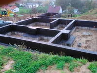 wymalowanie fundamentów dysperbitem trzy warstwy, a  następnie izolacja styrodurem