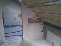 W pomieszczeniu nad garażem wyczarujemy też małą pralnię.
To widok z pralni na łazienkę.