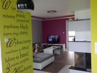 widok na salon z jadalni