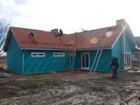 Zabezpieczenie przegród od zewnątrz folią wiatroizolacyjną.