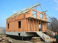 pierwsze więźby już leżą