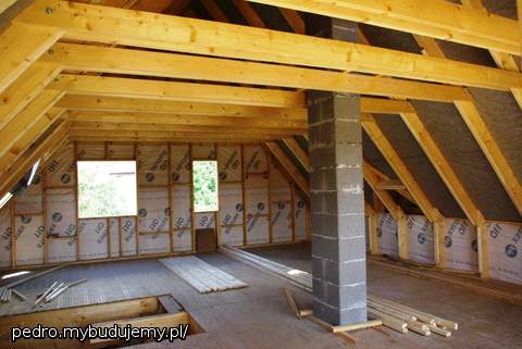 Piętro i strych, na razie jedno pomieszczenie, a już wkrótce ...