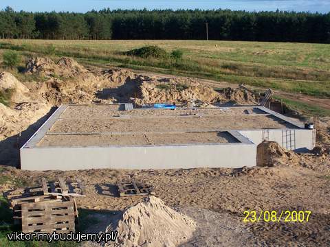 ściany ocieplone, kanaliza ułożona