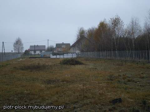 Działkę kupiliśmy na początku 2009 roku, w maju zrobione zostały fundamenty. W wakacje zostały jeszcze kupione pustaki na ściany konstrukcyjne i działkę została ogrodzona. Aktualnie czekamy na ekipę - ma wejść na przełomie maja i czerwca. Plan minimum na ten rok to stan surowy otwarty - po rozpoczęciu tegorocznego etapu założę drugą galerię z aktualnymi zdjęciami. Dokonaliśmy jednej zmiany w projekcie - część garażowa została podzielona na pół - na kotłownię oraz pomieszczenie gospodarcze.