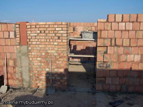 widok na garaż - przejście do garażu, komin