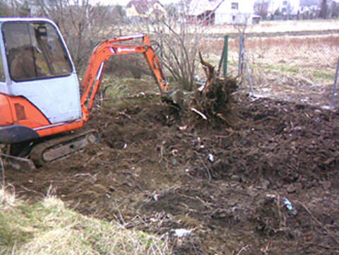 Pierwsze prace ziemne na działce.
