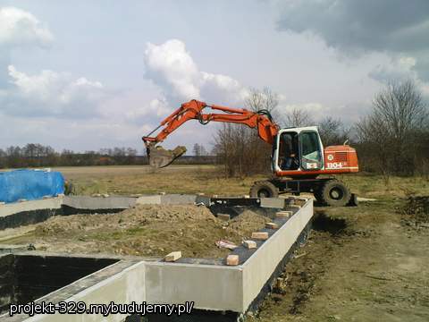 etap  uzupelniania fundamentu piachem rozpoczety