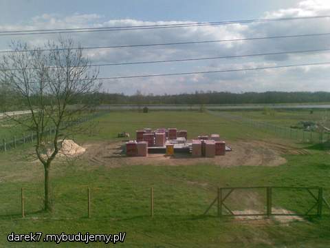 Fundamenty skończone. Pustaki przygotowane do murowania.