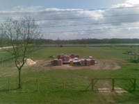 Fundamenty skończone. Pustaki przygotowane do murowania.