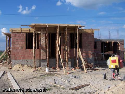 tu będzie balkon nad wejściem do domu