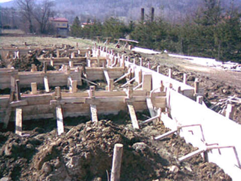 Szalunek ściany fundamentowej nad terenem.