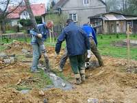 Zalewanie fundamentów betonem