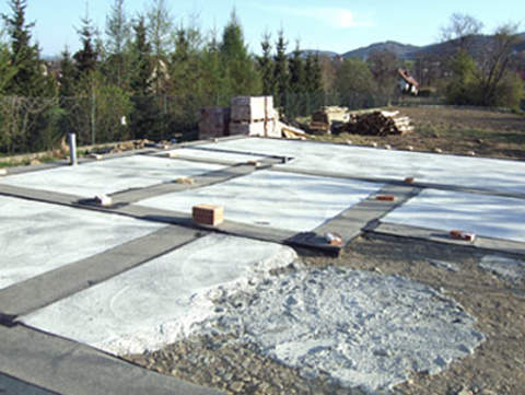 Wylewka i wyrównanie chudego betonu oraz ułożenie izolacji.