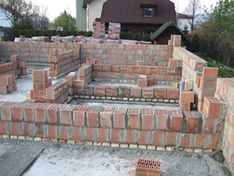 Widać zarys pomieszczeń przyszłego domostwa.