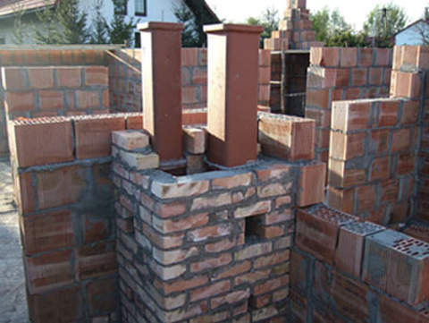 Komin zaczyna się piąć.