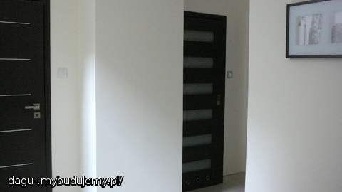 Przedpokój - drzwi do pomieszczenia gospodarczego i dolnej łazienki