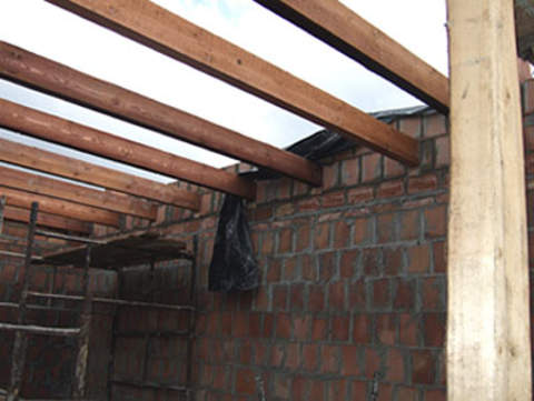 Nad garażem będzie strop drewniany.